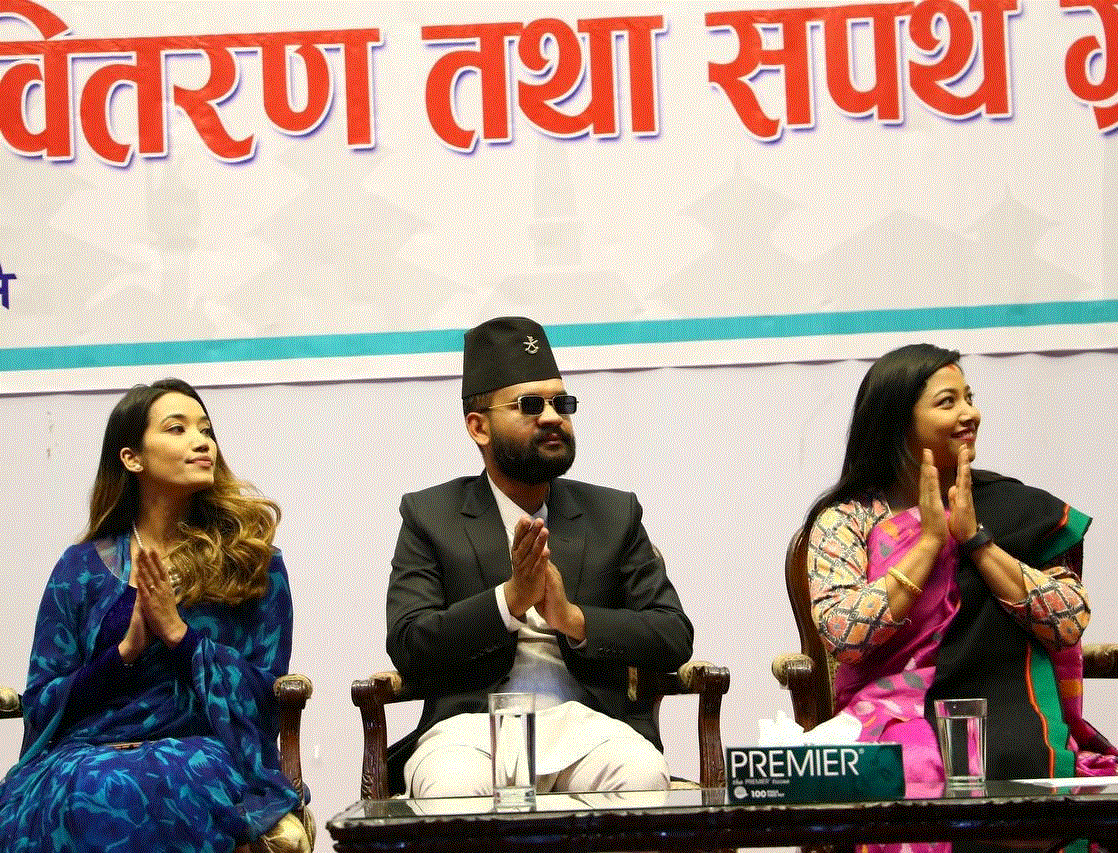 श्रीमती दायाँ र उपमयेरलाई बायाँ राखेर काठमाडौंका मेयर बालेनले लिए सपथ